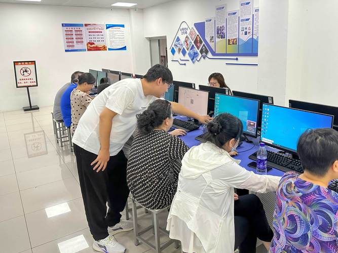 鄭州市信息技術(shù)學(xué)校開展智慧校園系統(tǒng)應(yīng)用培訓(xùn) 提升教育信息化水平